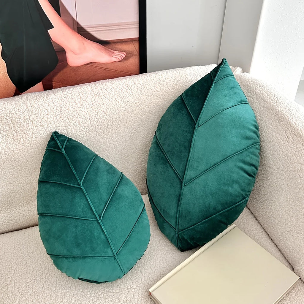 1 piece of leaf-shaped throw pillow, suitable for decorating sofas or using as a cushion in apartment bedrooms.