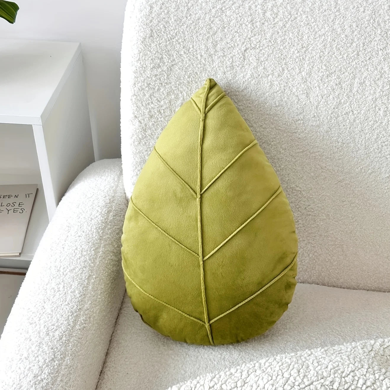 1 piece of leaf-shaped throw pillow, suitable for decorating sofas or using as a cushion in apartment bedrooms.