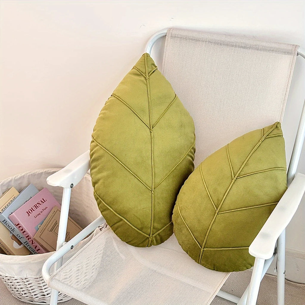 1 piece of leaf-shaped throw pillow, suitable for decorating sofas or using as a cushion in apartment bedrooms.