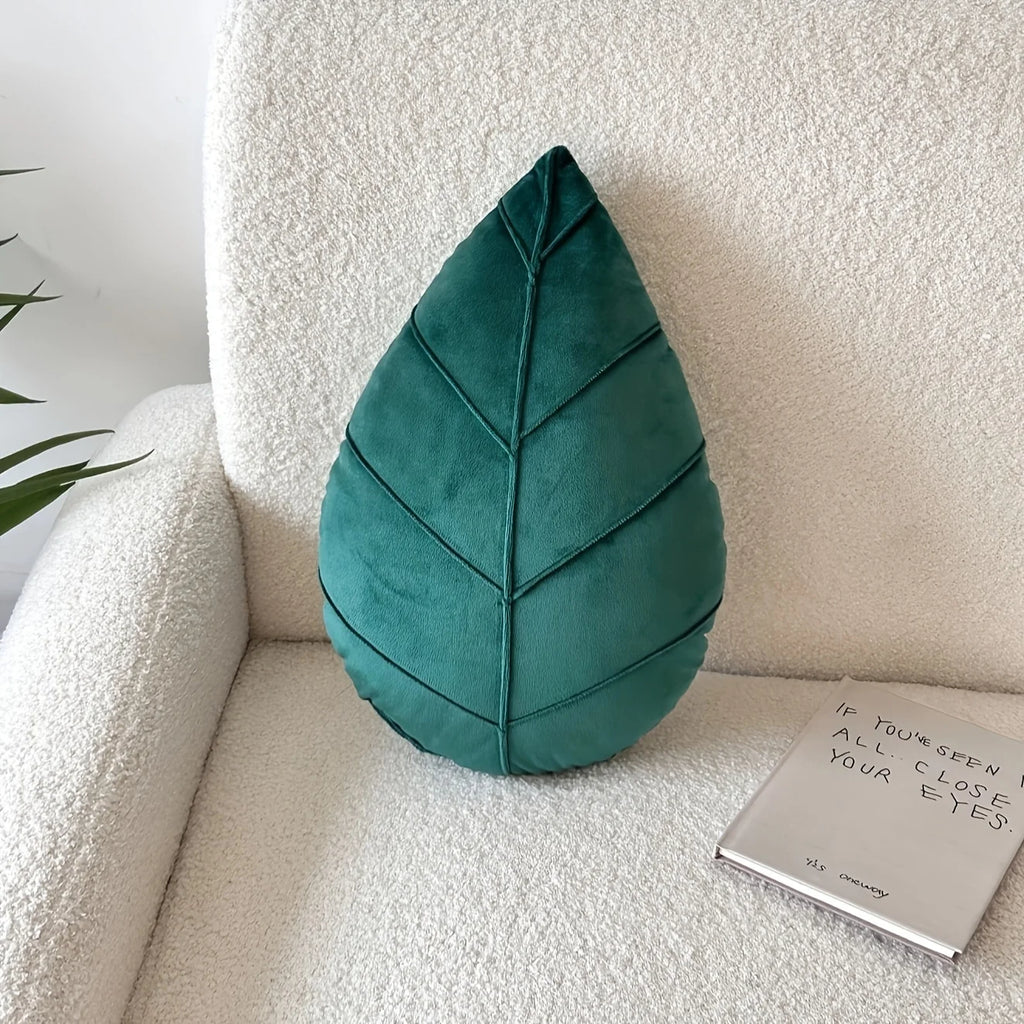 1 piece of leaf-shaped throw pillow, suitable for decorating sofas or using as a cushion in apartment bedrooms.
